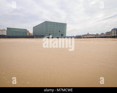 SAN SEBASTIAN, SPANIEN - Februar 8, 2018: Kursaal Kongresszentrum und Auditorium Gebäude Ansicht vom Strand Zurriola Stockfoto