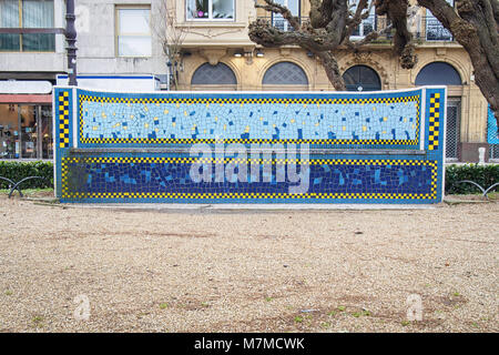 Mosaik Sitzbank auf der Straße in San Sebastian, Baskenland, Spanien. Stockfoto