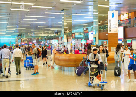 Singapur - Jan 13, 2017: Menschen bei internationalen Flughafen Changi in Singapur. Changi Airport dient mehr als 100 Fluggesellschaften, die 6.100 Woche Stockfoto