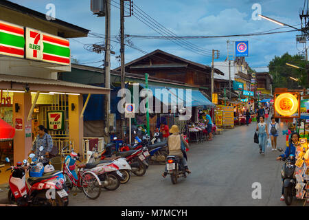 PAI, THAILAND - 3. Januar 2017: Menschen zu Fuß auf Pai Nachtmarkt in der Dämmerung. Pai ist die berühmte Touristenattraktion in Thailand Stockfoto