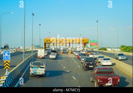 BANGKOK, THAILAND - Dec 29, 2016: Autos auf einem Toll Road in Bangkok. Bangkok ist die Hauptstadt von Thailand Stockfoto