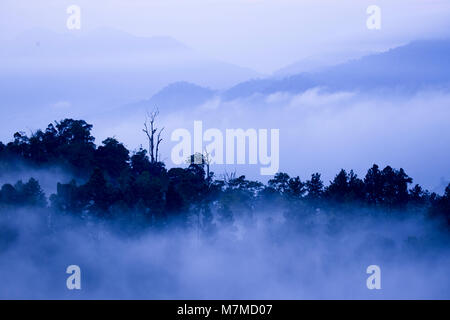 Wolken von Misty Mountain Ranges von Genting Highlands gesehen Stockfoto