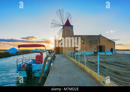 Marsala, Italien - 19 September 2017: Sonnenuntergang an der Windmühle und das Salz evoporation Teich in Marsala, Sizilien Insel in Italien Stockfoto