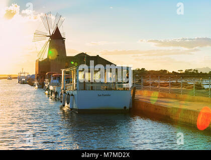 Marsala, Italien - 19 September 2017: Sonnenuntergang an der Windmühle in das Salz evoporation Teich in Marsala, Sizilien Insel in Italien Stockfoto