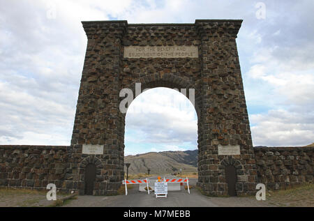 Roosevelt Arch herunterfahren während der Regierung Roosevelt Arch im Yellowstone's Eingang Nord während der Regierung heruntergefahren werden kann. Stockfoto