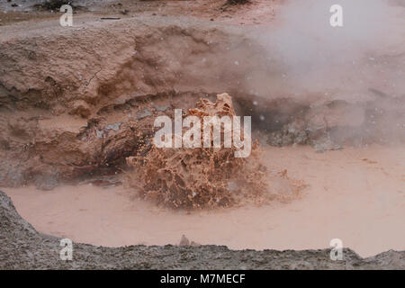 Rot Rot Wasserspeier Wasserspeier im Lower Geyser Basin; Stockfoto