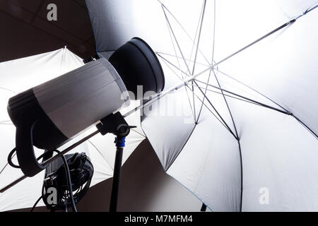 Close-up studio flash in Grau im Fotostudio. Studio für Fotografie Stockfoto