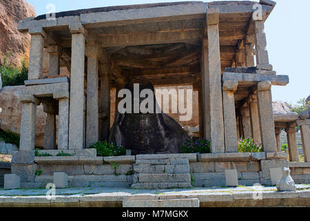 Ein große monolithische Nandi-Stier am östlichen Ende von Hampi Bazaar, Hampi, Karnataka, Indien. Heilige Zentrum. Stockfoto