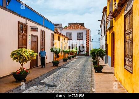 Garachico, Teneriffa, Spanien, Juni 08, 2015: Farbenfrohe Gebäude auf den Straßen von Garachico, Teneriffa, Kanarische Inseln, Spanien Stockfoto