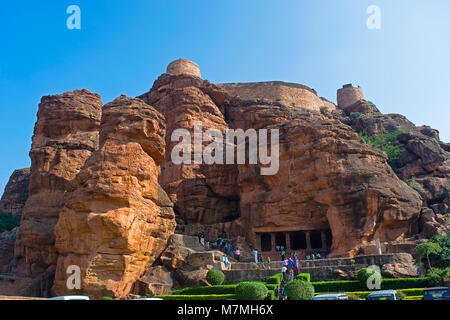 Badami Höhle 1 und fort. Zu Shiva, UNESCO-Weltkulturerbe, Bellary, Karnataka, Indien gewidmet Stockfoto