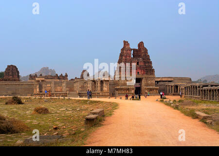 Haupteingang Gopuram oder Tor. Vitthal Tempel, Hampi, Vijayanagar, Weltkulturerbe der UNESCO, Karnataka, Indien Stockfoto