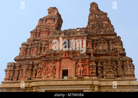 Haupteingang Gopuram oder Tor. Vitthal Tempel, Hampi, Vijayanagar, Weltkulturerbe der UNESCO, Karnataka, Indien Stockfoto