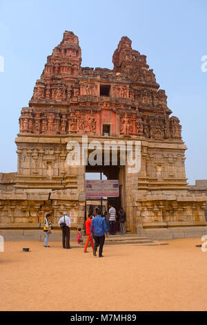 Haupteingang Gopuram oder Tor. Vitthal Tempel, Hampi, Vijayanagar, Karnataka, Indien Stockfoto