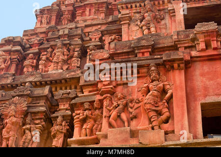 Haupteingang Gopuram oder Tor. Nahaufnahme von Skulpturen. Vitthal Tempel, Hampi, Karnataka, Indien Stockfoto