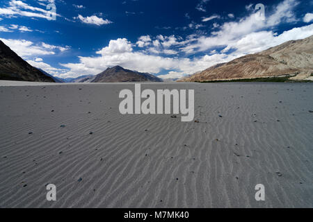 Sanddünen auf der anderen Straßenseite auf dem Weg nach Nubra Tal Stockfoto