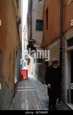 Eine alte venezianische Spaziergänge durch die Gassen von Venedig, Italien. Stockfoto