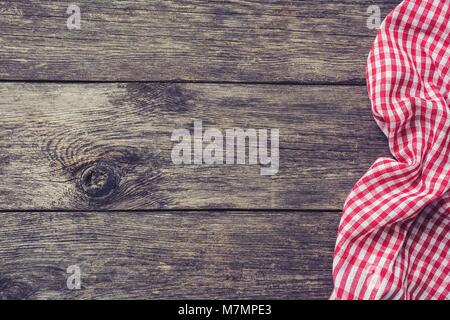 Rote Küche Textil auf rustikalen, mit Holz. Picknick Sommer Hintergrund. Ansicht von oben mit Platz für Text kopieren Stockfoto