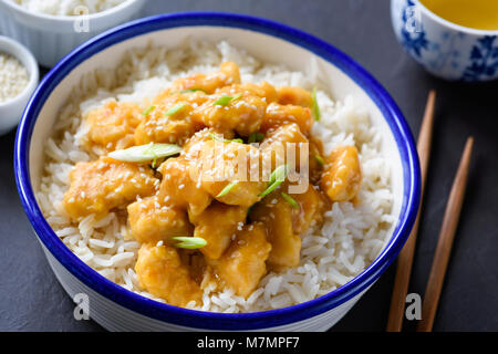 Huhn mit Reis in eine Schüssel geben, chinesische Küche, Detailansicht Stockfoto