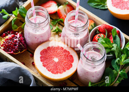 Rosa Obst und Beeren Smoothies. Grapefruit-, Granatapfel- und Erdbeere Smoothies. Selektive konzentrieren. Gesunder Lebensstil, vegan, Vegetarisch, Fitness, Ernährung Stockfoto