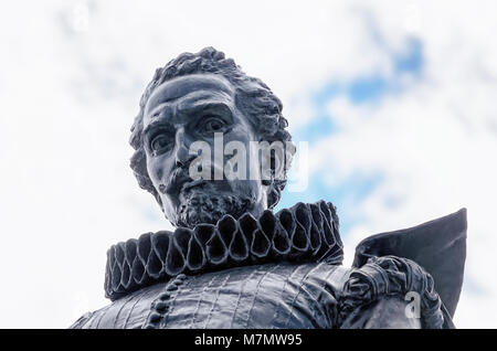 2016, Jahrestag des Todes Miguel de Cervantes. Detail seiner Eisen Skulptur, bei Square Cervantes, in Alcalá de Henares (Madrid - Spanien). Stockfoto