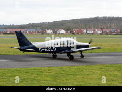 Piper PA -28-161 Cherokee Krieger II Wellesbourne Airfield, Warwickshire, Großbritannien (G-EOLD) Stockfoto