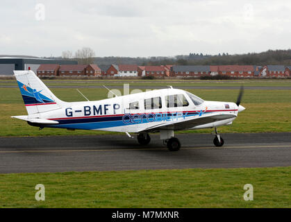 Piper PA -28-161 Cherokee Krieger II Wellesbourne Airfield, Warwickshire, Großbritannien (G-BMFP) Stockfoto