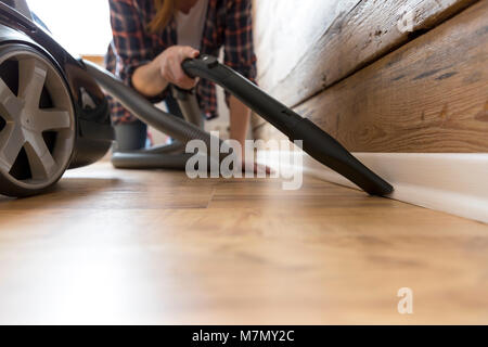 Menschen, Hausarbeit und die allgemeine Ordnung und Sauberkeit Konzept - glückliche Frau mit Staubsauger zu Hause. Frühjahrsputz Stockfoto