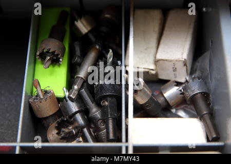 Jedes Auto Werkstatt ist mit vielen Tools, die Arbeit effizienter zu gestalten und die Arbeitszeit verkürzen. Stockfoto