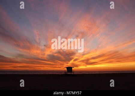 Huntington Beach Sonnenuntergang mit lifeguard Tower Stockfoto