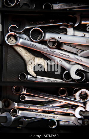 Jedes Auto Werkstatt ist mit vielen Tools, die Arbeit effizienter zu gestalten und die Arbeitszeit verkürzen. Stockfoto