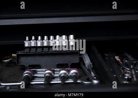Jedes Auto Werkstatt ist mit vielen Tools, die Arbeit effizienter zu gestalten und die Arbeitszeit verkürzen. Stockfoto