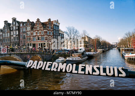 Schiefe Grachtenhäusern an der Prinsengracht/Brouwersgracht, Amsterdam, Niederlande Stockfoto