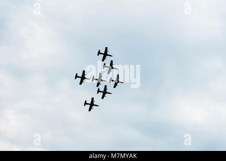 Flugzeuge auf Airshow Jets fliegen. Flugzeuge fliegen. Spannende Leistung. Air Performance, Flugzeuge, Fliegen, skill Teamarbeit. Zusammenfassung Hintergrund Stockfoto