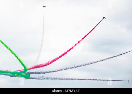 Flugzeuge, die in aerobatic Show, helle Cognac rauch Trails. Flugzeuge, Flying Display und Kunstflug Stockfoto