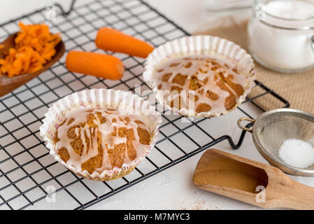 Hausgemachter Karottenkuchen Cupcakes. Stockfoto