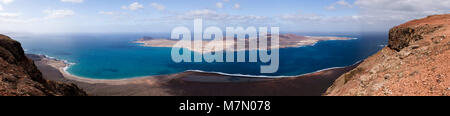 Panoramablick über die Insel La Graciosa und den Atlantischen Ozean, Lanzarote, Kanarische Inseln Stockfoto