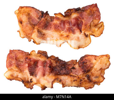 Zwei Scheiben frisch gebratenen Speck auf einem weißen Hintergrund. Stockfoto