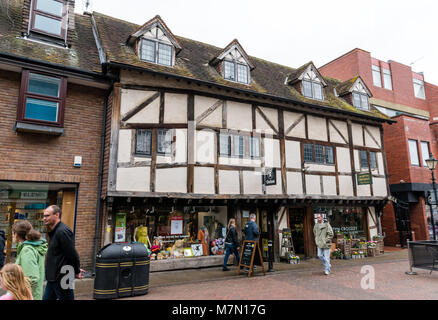 Oxfam und Marty Crossley der Florist Shops auf Peascod Street, Windsor, Großbritannien. März 2018 Stockfoto