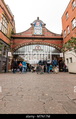 Blick auf den Eingang zum Windsor Royal Shopping Arkade, Windsor, Großbritannien. März 2018 Stockfoto