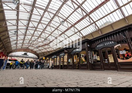 Geschäfte im Royal Windsor Einkaufspassage, Windsor, Großbritannien. März 2018 Stockfoto