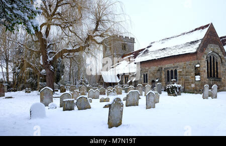 Schnee Szene von ringmer Kirche, East Sussex, UK, die Kirche und der Friedhof im Vordergrund, eine trauerweide Baum auf der linken Seite und der Kirche auf. Stockfoto