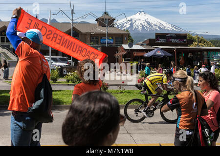 Die Menschen Zujubeln für Athleten beim Ironman 70.3 Pucon 2018 Stockfoto