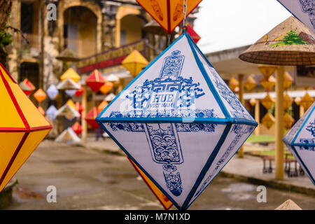 Papierlaternen chinesischen Neue Jahr hängen in Hoàng thành (Imperial City) ein von Mauern umgebene Zitadelle 1804 in Hue, Vietnam gebaut zu feiern. Stockfoto