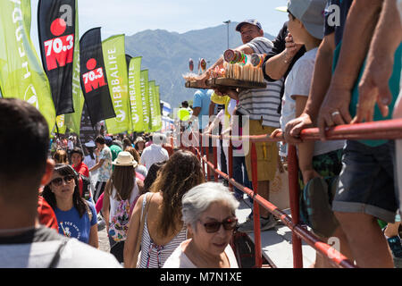 Die Menschen Zujubeln für Athleten beim Ironman 70.3 Pucon 2018 Stockfoto