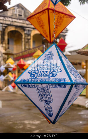 Papierlaternen chinesischen Neue Jahr hängen in Hoàng thành (Imperial City) ein von Mauern umgebene Zitadelle 1804 in Hue, Vietnam gebaut zu feiern. Stockfoto