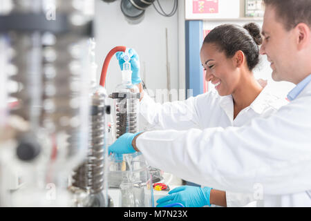 Forscher Vorbereitung Test im wissenschaftlichen Labor Stockfoto