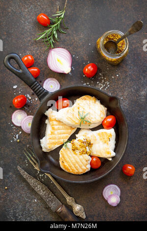 Gegrilltes Hähnchenfilet und verschiedene Gemüse auf einem gusseisernen Pfanne. Kopieren Sie Raum, Ansicht von oben flach Hintergrund. Stockfoto