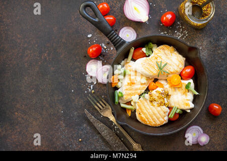 Gegrilltes Hähnchenfilet und verschiedene Gemüse auf einem gusseisernen Pfanne. Kopieren Sie Raum, Ansicht von oben flach Hintergrund. Stockfoto