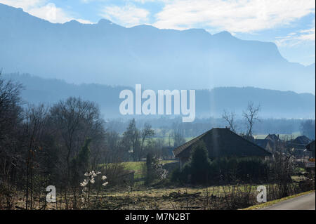 Landschaft Schoß des Savoy, in der Nähe von Entre-deux-Guiers, in südlichen Frankreich, an einem klaren Winter am Nachmittag Stockfoto