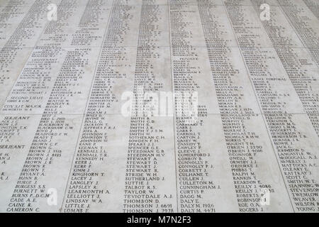 Einige der Tausende von Britisches Namen inscripted in den weißen Wänden der Flanders Fields Ypern Menin-tor Kriegerdenkmal Stockfoto